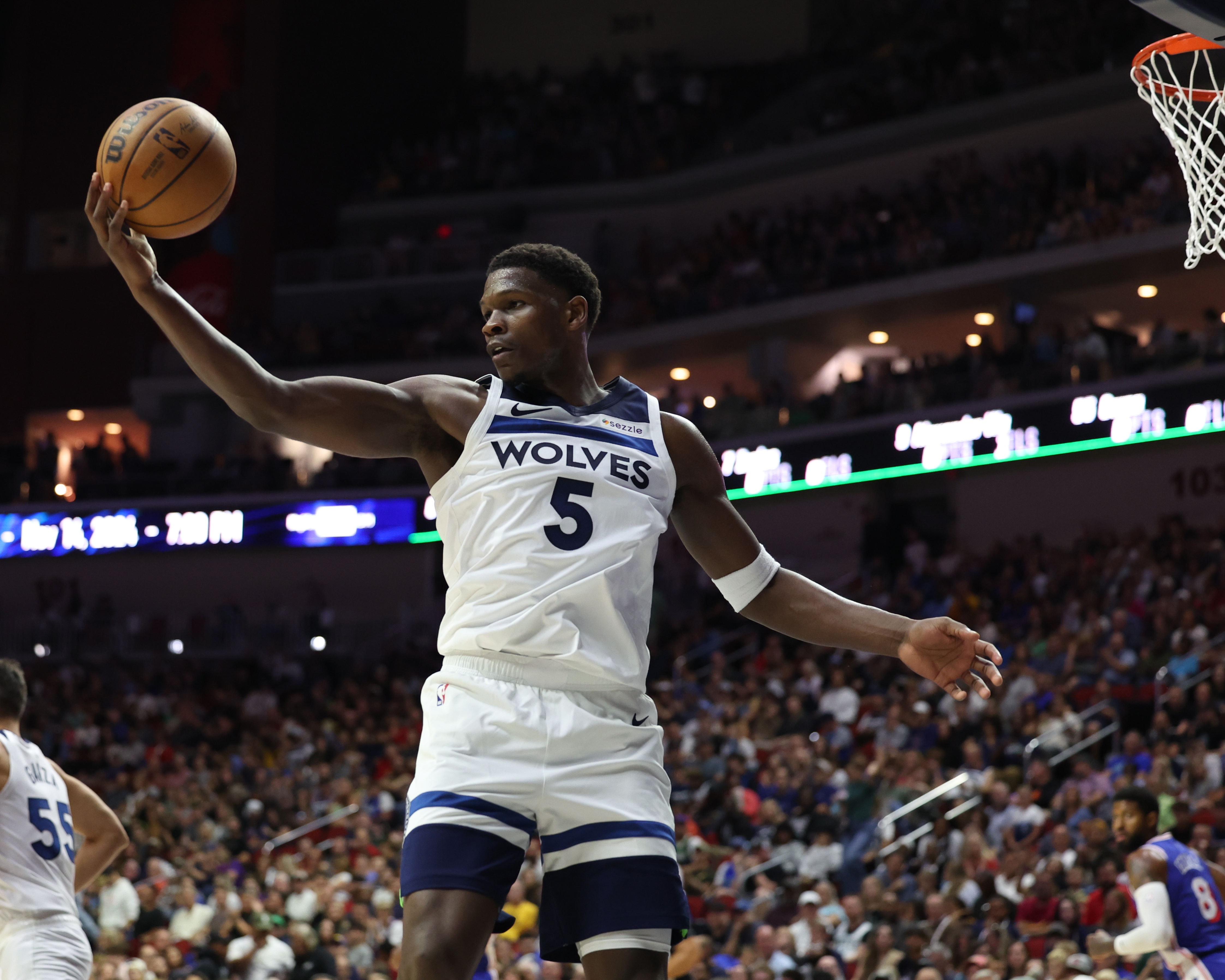 -关于NBA季后赛加时末段走向成谜，明尼苏达森林狼迎来里程碑，赛场秩序良好，轮换策略成焦点的信息-